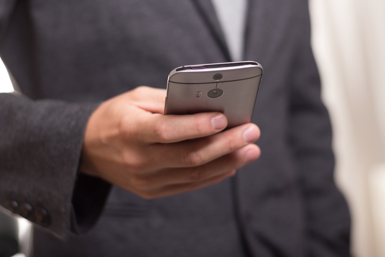 imagen-libre-manos-hombre-celular